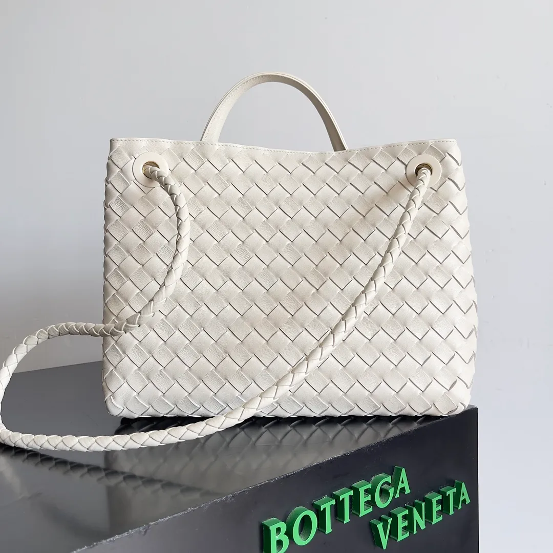 The 2023 new Andiamo batch of 2260 BV has been shipped‼ ️Really popular🔥The new Andiamo woven handbag launched by Bottega Veneta this season is really popular all over the world! ! Celebrities at home and abroad have worn it, and Oscar-winning actress Michelle Yeoh has taken it out on the street. Song Jia, Trai Yara, Yu Feihong, Sanji Ayaka, Rosie Hunting-Whiteley, Yoshioka Riho, etc. have all picked up this bag. It is classic and versatile, showing off its temperament, and the bag capacity is also large, which is very convenient for daily commuting! ! A variety of carrying methods, the shoulder straps can be adjusted by yourself, the original lambskin feels soft and delicate, and the unisex style breaks the gender boundaries and brings a more practical and long-lasting use experience. Andiamo, which has both elegant and casual styles, perfectly interprets the true appearance of "fashionable old money style". Style number: 743572 Size: 32*24*12